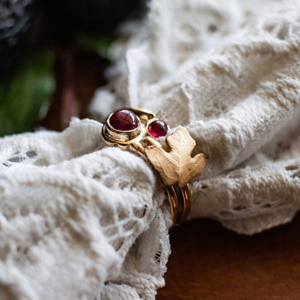 Billede af guldring med røde sten fra Greenland Ruby